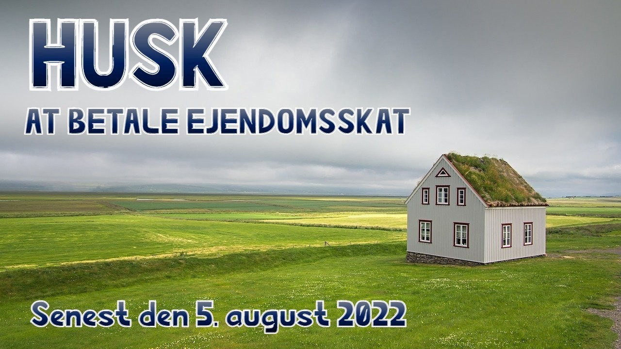Hvid hus på en grøn mark